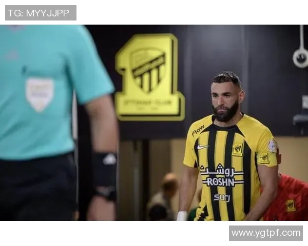 皇家马德里神射手本泽马因伤缺席西班牙国家队比赛，球迷关注他的康复进展